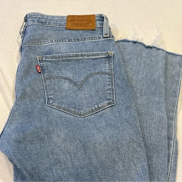 Levi’s Sz 27 Women's Light Blue Distressed Jeans - Picture 8 of 11